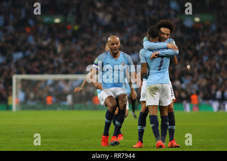 London, Großbritannien. 24 Feb, 2019. Leroy Sane und Vincent Kompany feiern mit Raheem Sterling von Manchester City nach seinem wining Strafe - Chelsea V Manchester City, Carabao Cup Final, Wembley Stadion, London (Wembley) - 24 Februar 2019 Editorial nur verwenden - DataCo Einschränkungen gelten Credit: Spieltag Bilder begrenzt/Alamy leben Nachrichten Stockfoto