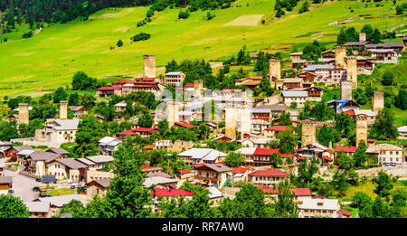 Blick auf Mestia mit Verteidigungstürme, die Hauptstadt der Region Swanetien, Georgien Stockfoto