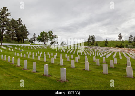 Reihen von weißen Marmor Grabsteine Kennzeichnung grabstellen von US-Soldaten vor dem Hügel des Hot Springs National Cemetery in South Dakota. Stockfoto