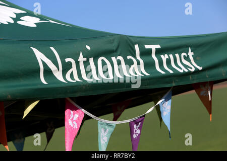 Allgemeine Ansichten von der Bepflanzung und ein 'MÜ-hedging' Ereignis zu helfen, Tiere, Häuser auf dem slindon Immobilien, Sussex, UK. Stockfoto