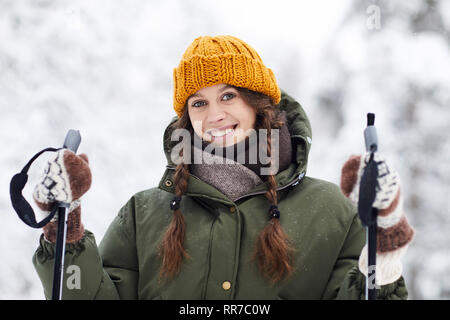 Junge Frau Skifahren im Wald Stockfoto