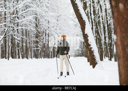 Aktive Frau Skifahren im Wald Stockfoto