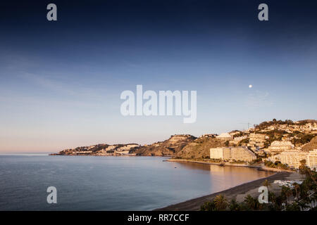 Landschaft geschossen von Almunecar mit dem Mond im Himmel Stockfoto