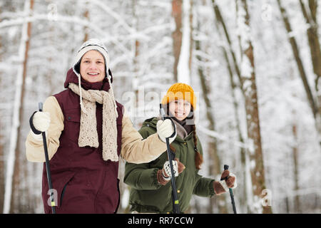Lächelndes Paar Skifahren im Wald Stockfoto