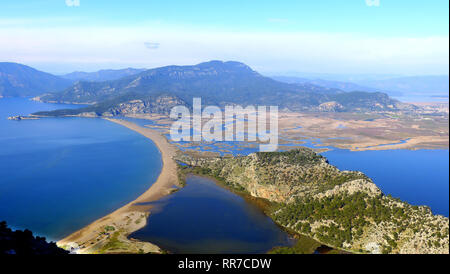 Blick über Iztuzu Strand und Dalyan River Delta in der Türkei. Die 4,5 km lange Iztuzu Strand ist eines der wichtigsten Mediterranen Nistplätze der Logge Stockfoto