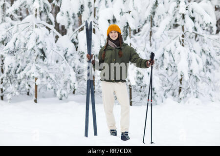 Aktive Frau genießen Skifahren Stockfoto