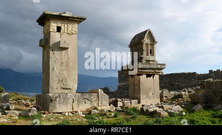 Ruinen von Xanthos in der Türkei. Xanthos war einst die Hauptstadt und größte Stadt von Lykien. Die Harpyien Denkmal auf der linken Seite ist eine Kopie der ursprünglichen whi Stockfoto