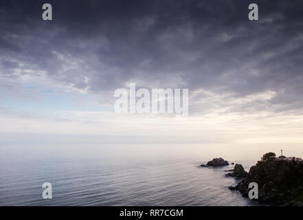 Sonnenuntergang in der Costa Tropical almunecar Spanien mit dem großen Kreuz von Penones del Santo im Hintergrund Stockfoto