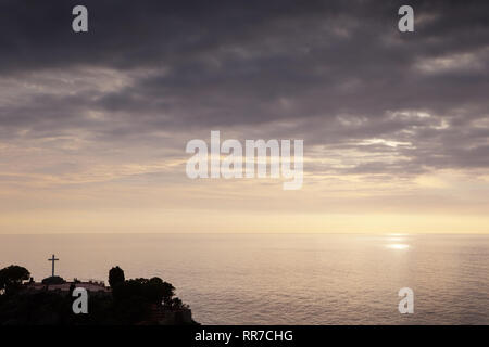 Sonnenuntergang in der Costa Tropical almunecar Spanien mit dem großen Kreuz von Penones del Santo im Hintergrund Stockfoto