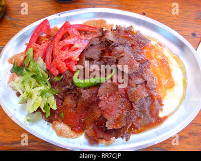 Platte von iskender Döner Kebap mit Joghurt und Salat. Stockfoto