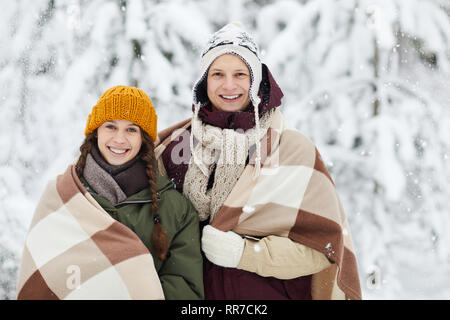 Paar posiert im Winter Stockfoto