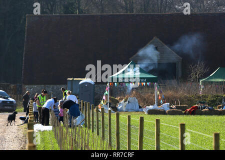 Allgemeine Ansichten von der Bepflanzung und ein 'MÜ-hedging' Ereignis zu helfen, Tiere, Häuser auf dem slindon Immobilien, Sussex, UK. Stockfoto