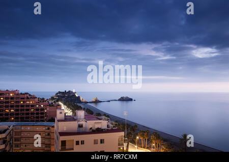 Sonnenuntergang in der Costa Tropical almunecar Spanien mit dem großen Kreuz von Penones del Santo im Hintergrund Stockfoto