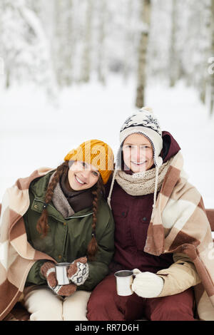 Junge Paare, die in Winter Park Stockfoto