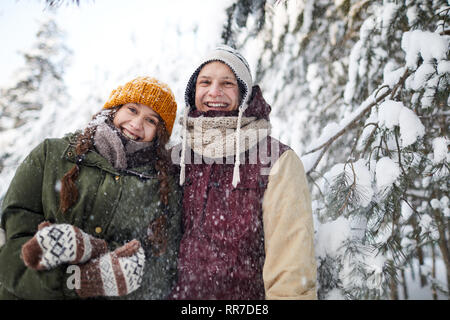 Paar in Schneefall Stockfoto