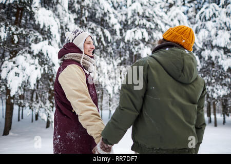 Paar im Winter Holz Stockfoto