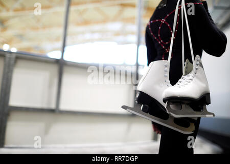 Girl Holding Abbildung Skates Stockfoto