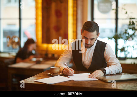 Besetzt Geschäftsmann im Cafe Stockfoto