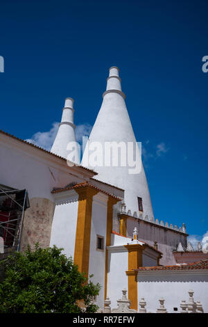 Der Palast von Sintra, auch genannt die Stadt Palast, der in die Stadt Sintra entfernt, im Stadtteil von Lissabon, Portugal. Stockfoto