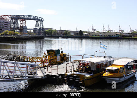 Buenos Aires, Argentinien - 22. August 2018: Blick auf den Fluss Riachuelo in La Boca in Buenos Aires, Argentinien Stockfoto