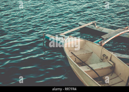 Rustikales altes Fischerboot auf dem Wasser Stockfoto