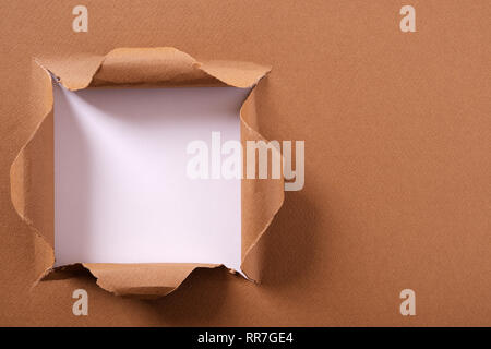 Zerrissen braunes Papier quadratischen Loch Hintergrund Rahmen Stockfoto