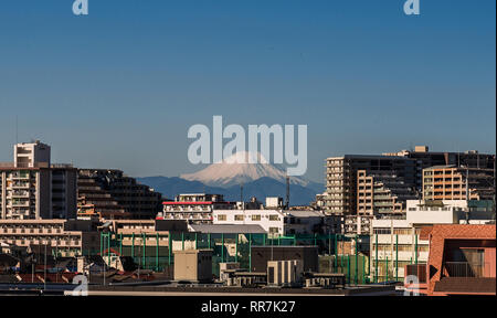 Iconic Mounbt Fuji mit Schnee an der Spitze, von Tokio Stadtgebiet gesehen Stockfoto