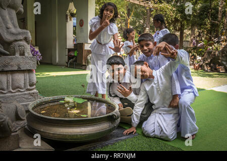 Nehmen Sie sich Zeit, die Kinder aus der Sonntagsschule für die Kamera an der berühmten gangaramaya buddhistischen Tempel in Colombo, Sri Lanka zu stellen. Stockfoto