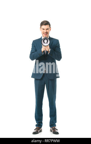 Wütend Geschäftsmann in Anzug kreischend mit Megafon isoliert auf weißem Stockfoto