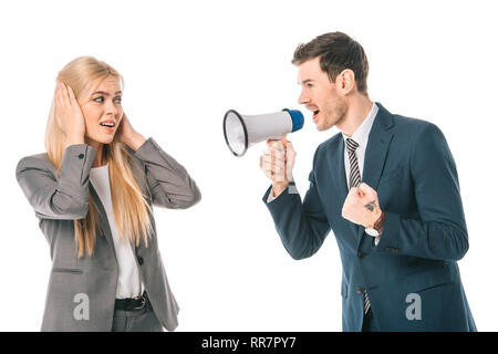 Emotionale Geschäftsmann schreien mit Megafon auf verängstigte Kollegin isoliert auf weißem Stockfoto