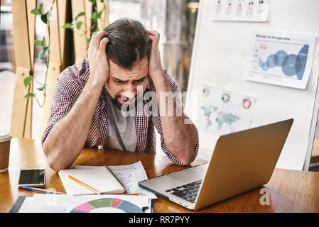 Betont männliche Angestellte in Computer Problem, arbeiten in kreativen Büro, mann erleben gadget Mühen, die versuchen, ruhig zu bleiben, Verwalten von Emotionen, wütende Arbeiter Zeugnis pc-Auflösung Stockfoto