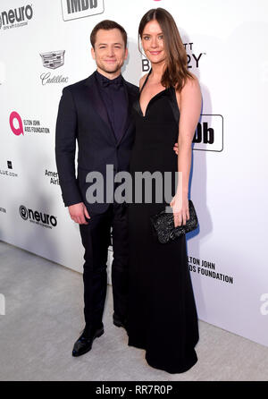 Taron Egerton und Emily Thomas an der Elton John AIDS Foundation Viewing Party in West Hollywood Park, Los Angeles, Kalifornien, USA, statt. Stockfoto