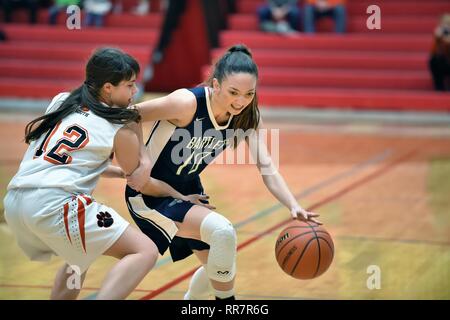 Player fahren auf ein Verteidiger in einer Bemühung, entlang der Basislinie, auf den Korb, um fortzufahren. USA. Stockfoto