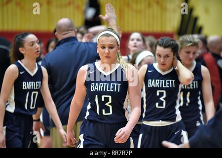 Halten Sie den Tränen aber nicht Emotion, ein Senior aus dem Gericht ihre abschließenden High School Basketball Spiel folloing. USA. Stockfoto