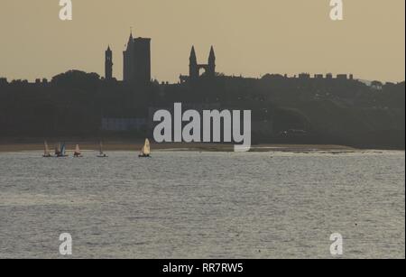 Die Ruine von St. Andrew's Cathedral Silhouetted auf einem Sommer Sonnenuntergang. Fife, Schottland, Großbritannien. Stockfoto