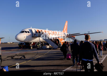 Passagiere gehen Sie in ein Flugzeug steigen im Flughafen Kopenhagen Dänemark Skandinavien Stockfoto