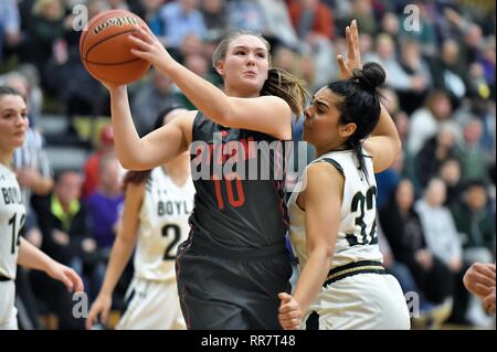 Auf einer Fahrt entlang der Baseline, ein Spieler sich in der Position einer erfolgreichen Schuß zu starten. USA Stockfoto