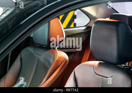 Dunkle Luxus neuen Innenraum. Zurück Sitze in modernen Autos, Seitenansicht, schwarzes Leder. Stockfoto