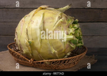 Frischer Kohl kohlrabi auf einem dunklen Hintergrund Stockfoto