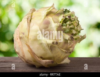 Frischer Kohl kohlrabi auf einem dunklen Holztisch mit verschwommenen Hintergrund Stockfoto