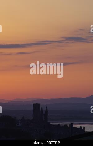 Die Ruine von St. Andrew's Cathedral Silhouetted auf einem Sommer Sonnenuntergang. Fife, Schottland, Großbritannien. Stockfoto