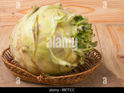Frischer Kohl kohlrabi auf einem hellen Hintergrund Stockfoto