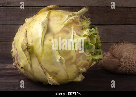Frischer Kohl kohlrabi auf einem dunklen Hintergrund Stockfoto