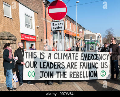 Klimawandel Demonstranten mit einem großen Banner. Stockfoto