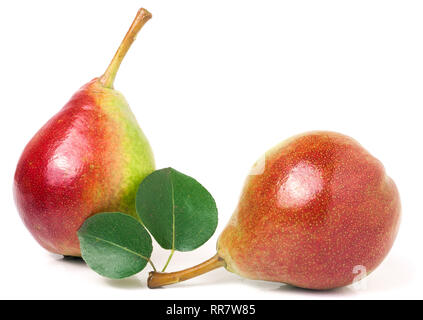 Zwei rote Birnen mit Blatt auf weißem Hintergrund Stockfoto