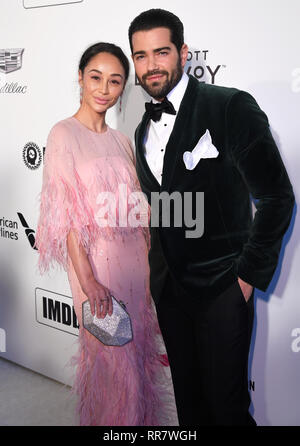 Cara Santana (links) und Jesse Metcalfe an der Elton John AIDS Foundation Viewing Party in West Hollywood Park, Los Angeles, Kalifornien, USA, statt. Stockfoto