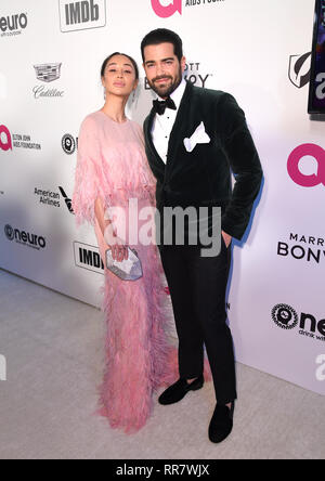 Cara Santana (links) und Jesse Metcalfe an der Elton John AIDS Foundation Viewing Party in West Hollywood Park, Los Angeles, Kalifornien, USA, statt. Stockfoto