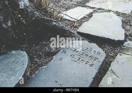 Alte Grabsteine auf dem Boden Stockfoto