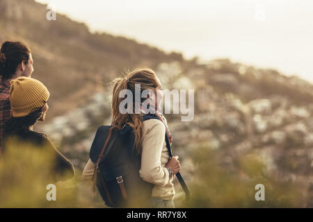 Junge Freunde Wandern auf den Berg. Frau mit Freunden Wandern in der Natur. Stockfoto