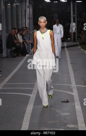 PARIS, Frankreich, 27. SEPTEMBER: Dilone Spaziergänge die Landebahn während der off-white Show als Teil von Paris Fashion Week Womenswear Frühjahr/Sommer 2019. Stockfoto